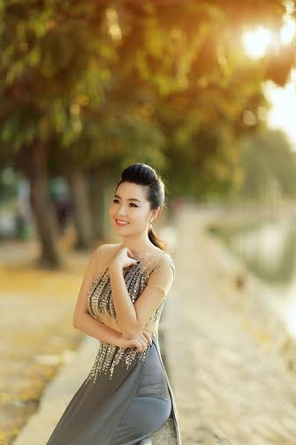 Lê[-]Khánh[-]"đa[-]sắc"[-]trong[-]trang[-]phục[-]áo[-]dài[-]của[-]NTK[-]Việt[-]Hùng
